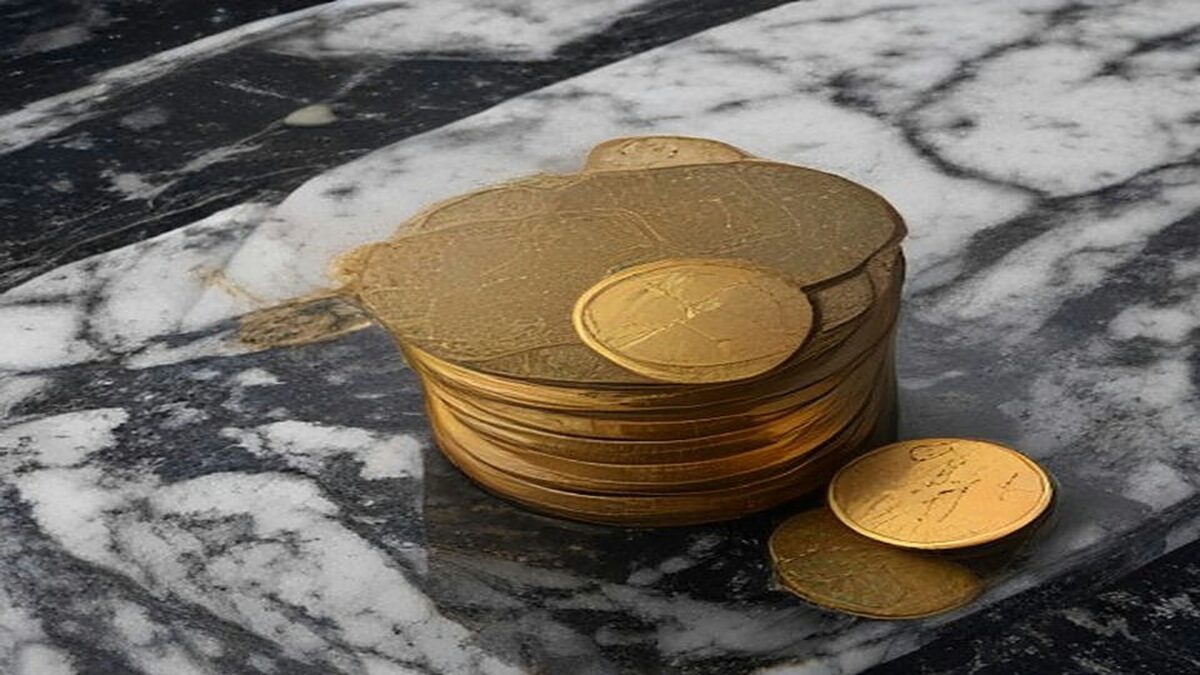 Pila de monedas doradas sobre una superficie de mármol blanco y gris con luz suave, ilustración de la anualidad de la tarjeta de crédito