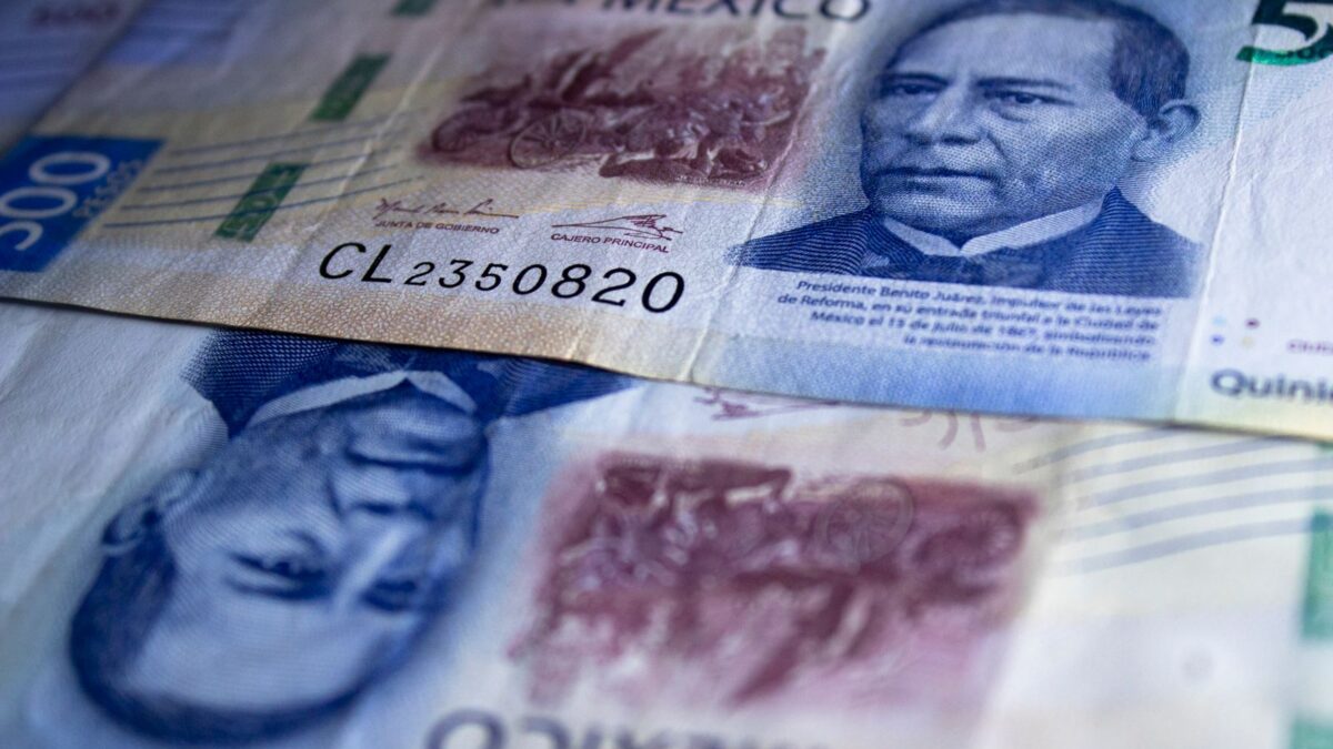 Billetes de 500 pesos mexicanos sobre una superficie