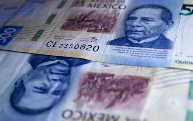 Billetes de 500 pesos mexicanos sobre una superficie